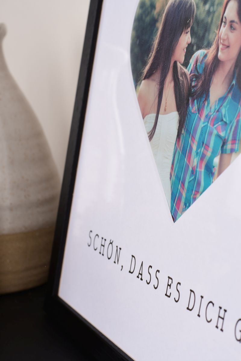 Close-up van een fotolijst 30x30 in zwart met hartuitsparing om cadeau te geven